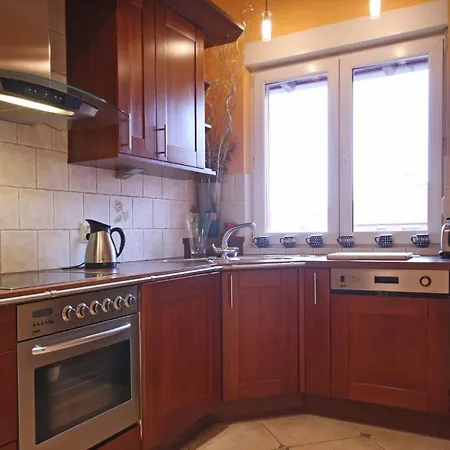 Large 2 Bedrooms Plus Living Apartament