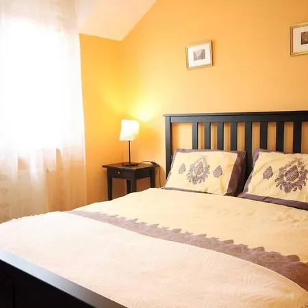 Large 2 Bedrooms Plus Living Apartament