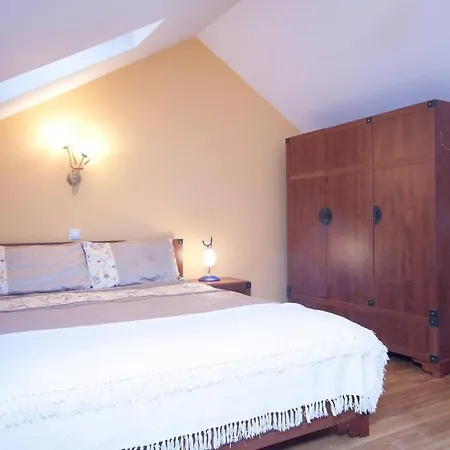 Large 2 Bedrooms Plus Living Apartament *