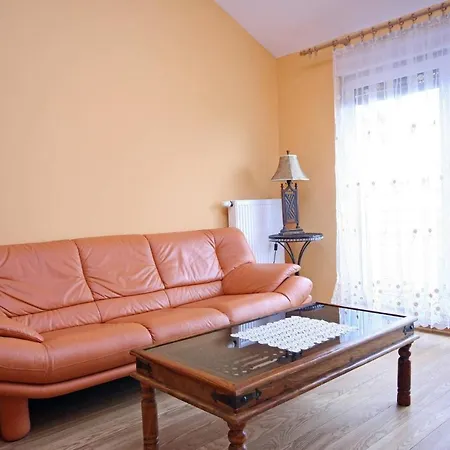 Large 2 Bedrooms Plus Living Apartament *