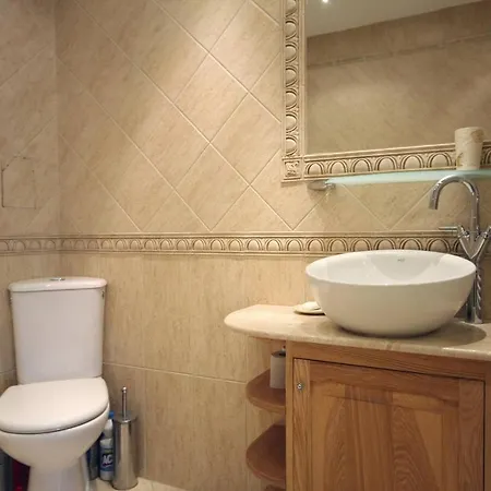 Large 2 Bedrooms Plus Living Apartament *